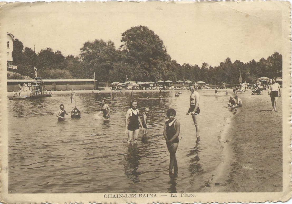 28. Dès la fin des années trente, Jules Debroux, propriétaire du lieu, (ici en barque avec quelques enfants du village) effectua de nombreux travaux d'entretien et d'embellissement à l'étang de canotage qui jouxtait le bassin de natation. C'était juste avant l'ouverture au public en 1938 de la plage d'Ohain.