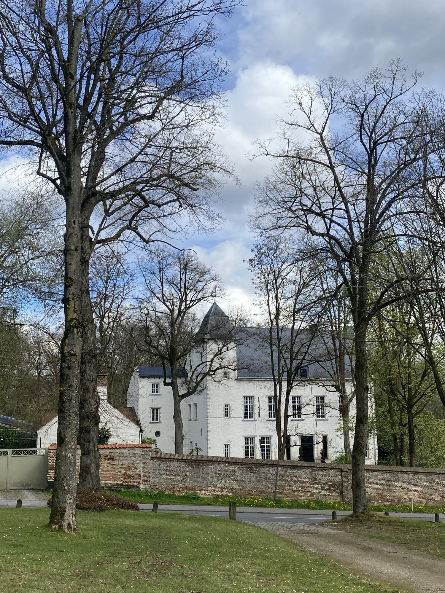 Au Moyen Âge, le village d’Ohain constitue une seigneurie du duché de Brabant que le duc Jean II transmet à l’un de ses vassaux vers 1300. Au XVe siècle, elle est la propriété de Jean Hinckaert, bâtard de Brabant, dont les héritiers résident sur place jusqu’à l’incendie du château au XVIe siècle. Située sur la place, la bâtisse visible aujourd’hui a été relevée au XVIIe siècle et remaniée à plusieurs reprises aux XVIIIe et XIXe siècles. Caché derrière une grande porte cochère, le château mérite l’attention. Les propriétaire actuel toujours de la même lignée que les prédécesseurs s’appelle Comte Thibaut de Diesbach. Photo Roland Zanasi