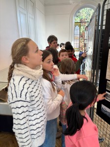Élèves des écoles de Wavre visitant l’exposition vicinale au Château Pastur