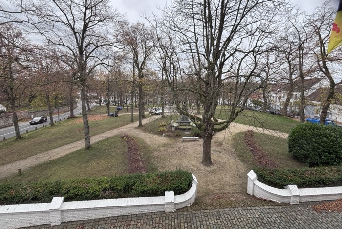 Vue de la place depuis l’ancienne salle des mariages.